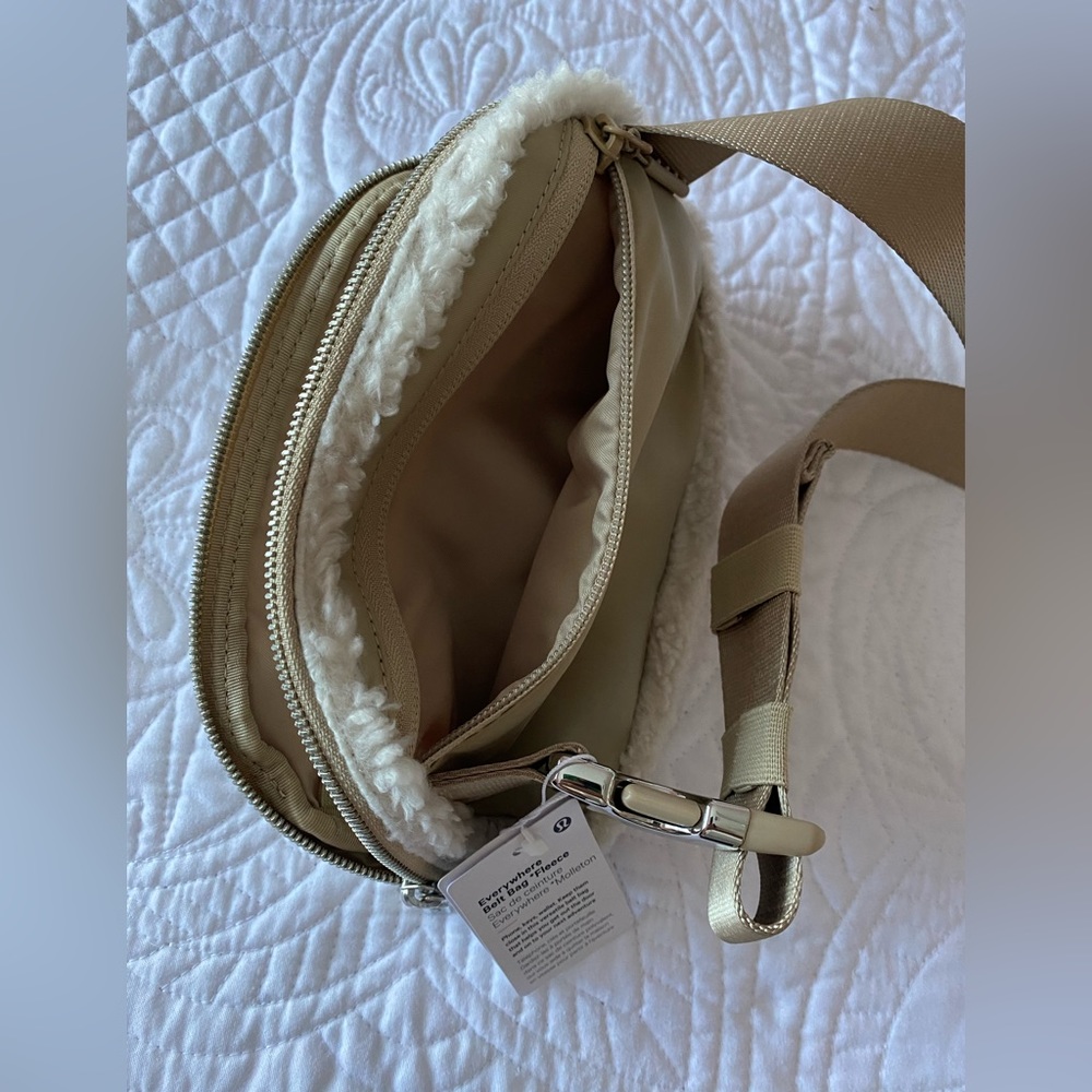 White LuluLemon Everywhere Belt Bag *Fleece - Picture 6 of 7